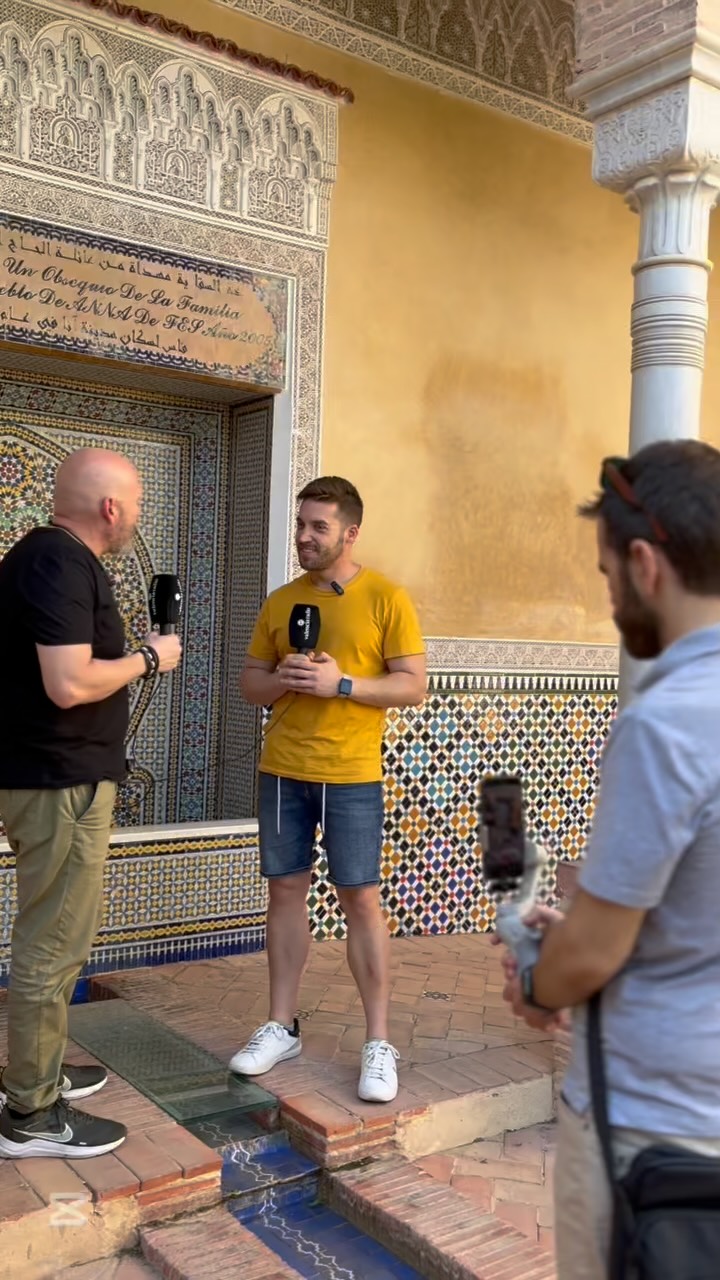Rubén Muñoz entrevistando sobre el terreno para Guardianes del Interior