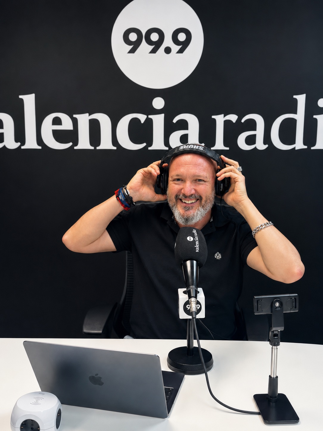 Rubén Muñoz presentando en el estudio de 99.9 Valencia Radio