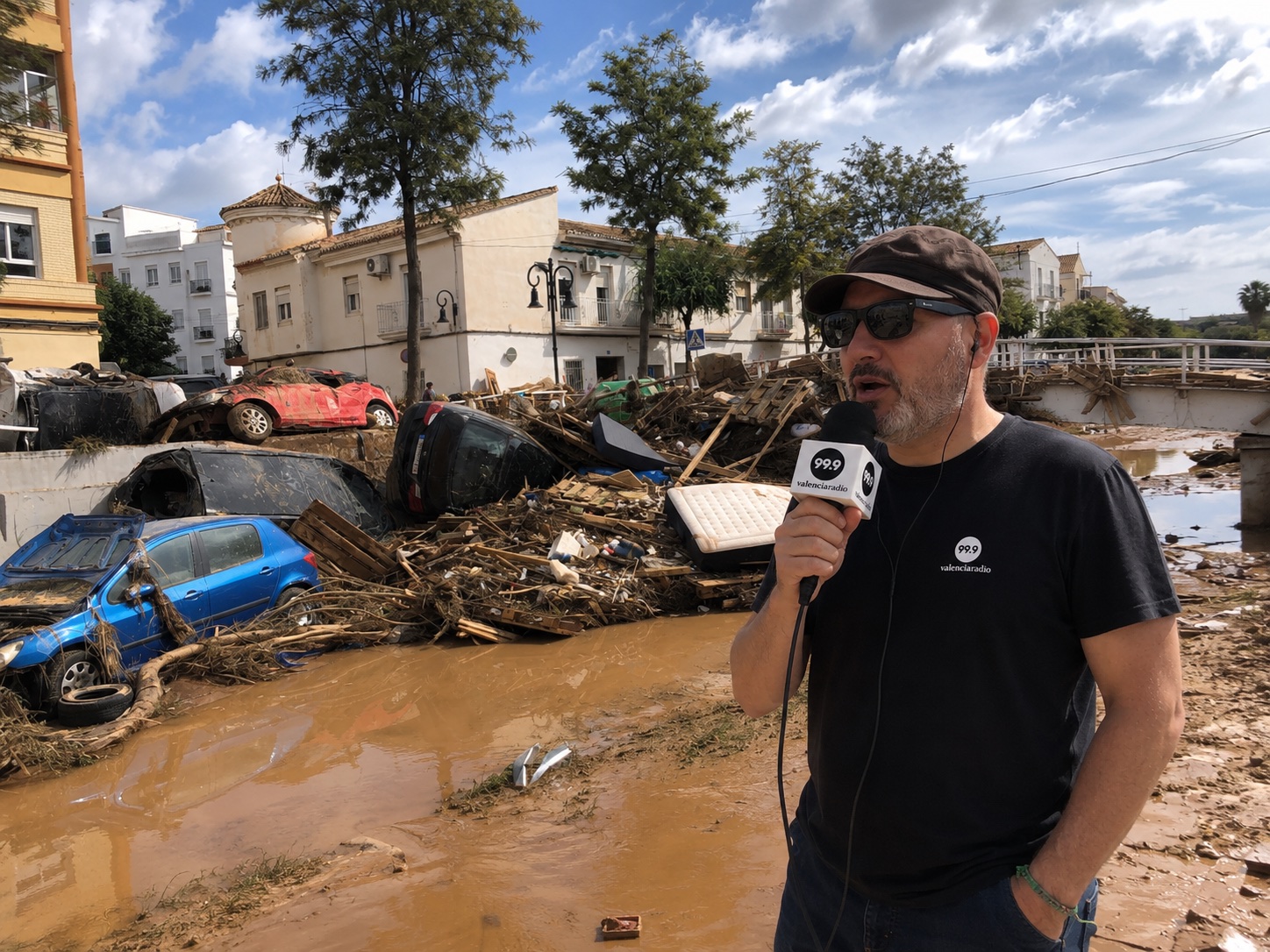 Rubén Muñoz realizando un reportaje de radio en una zona afectada por la DANA