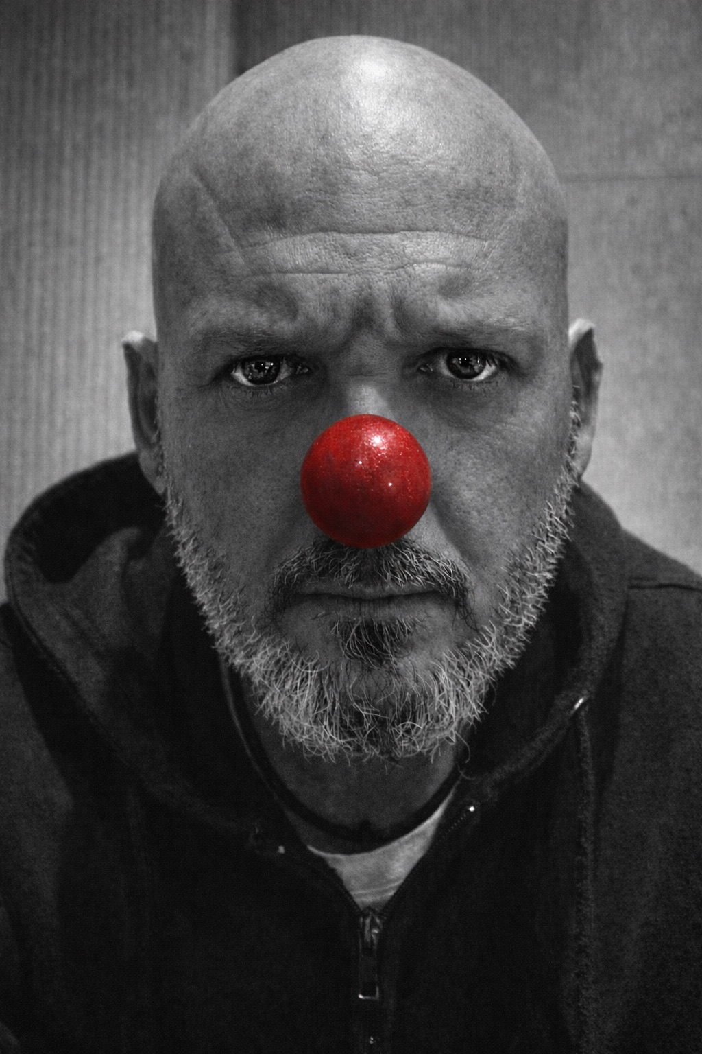 Retrato en blanco y negro de Rubén Muñoz con una nariz roja de payaso