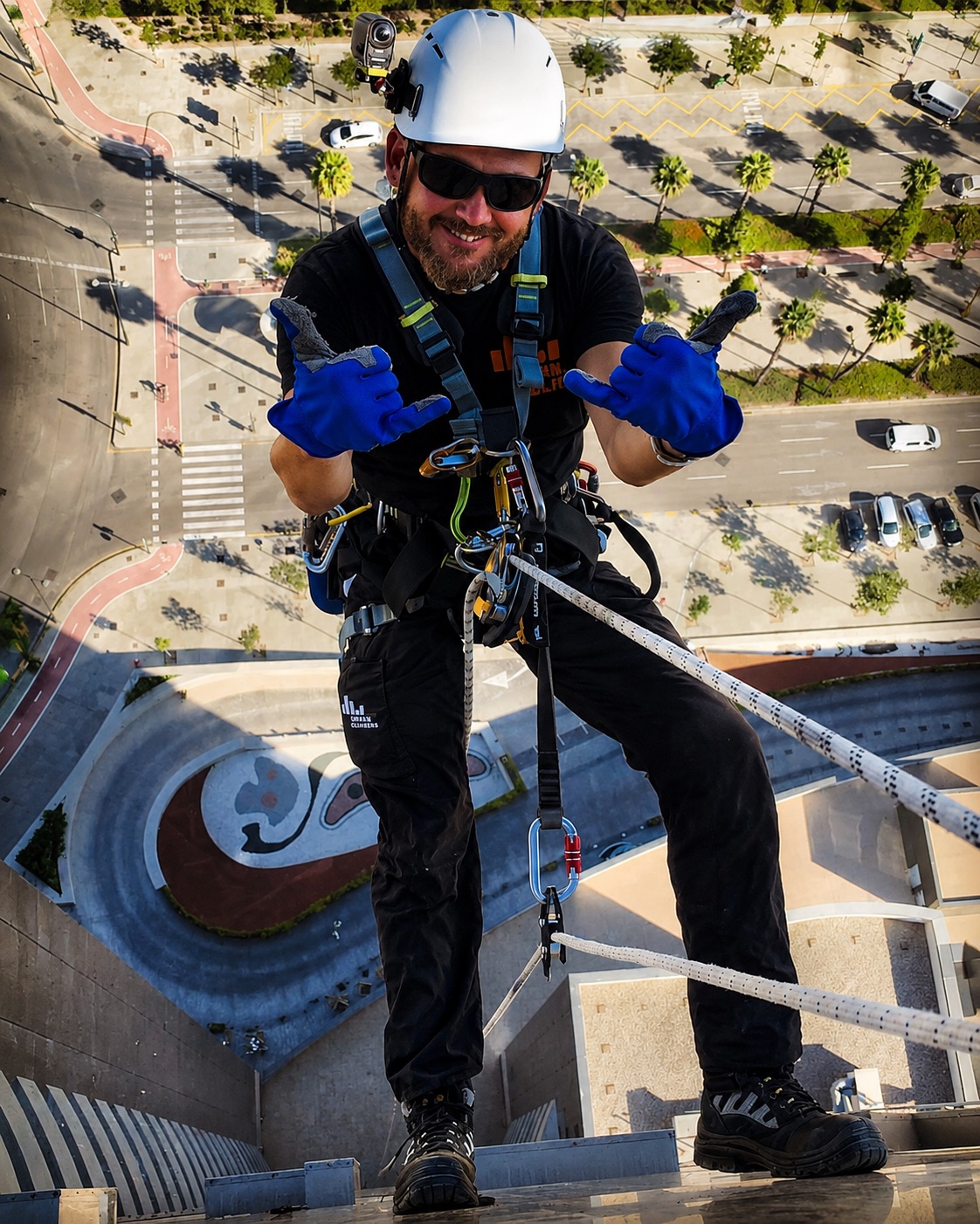 Rubén Muñoz realizando trabajos verticales con equipo de seguridad